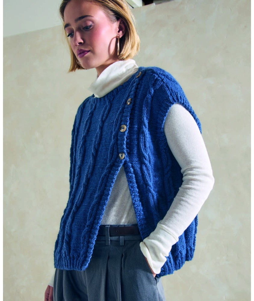 Gilet sans manches Cora bleu cobalt en baby alpaga, boutonné, porté sur un col roulé - Patron tricot Phildar