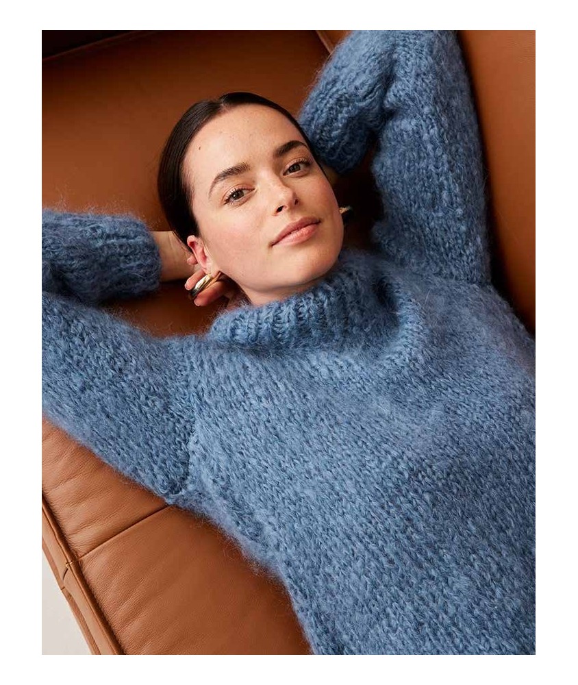 Pull Yolita bleu faïence en mohair à col roulé, porté par une femme allongée - Patron tricot Phildar