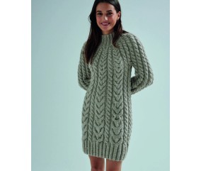 Robe Ashley vert lin à torsades, tricotée en circulaire, portée par une femme - Patron tricot Phildar