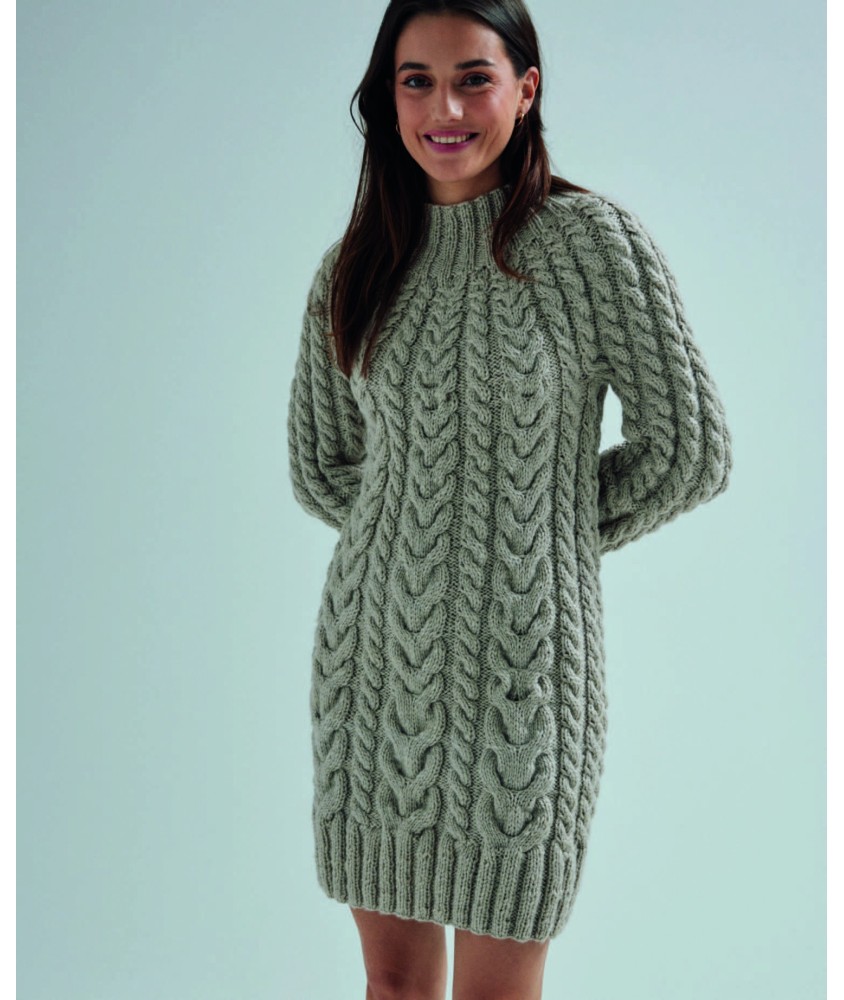 Robe Ashley vert lin à torsades, tricotée en circulaire, portée par une femme - Patron tricot Phildar