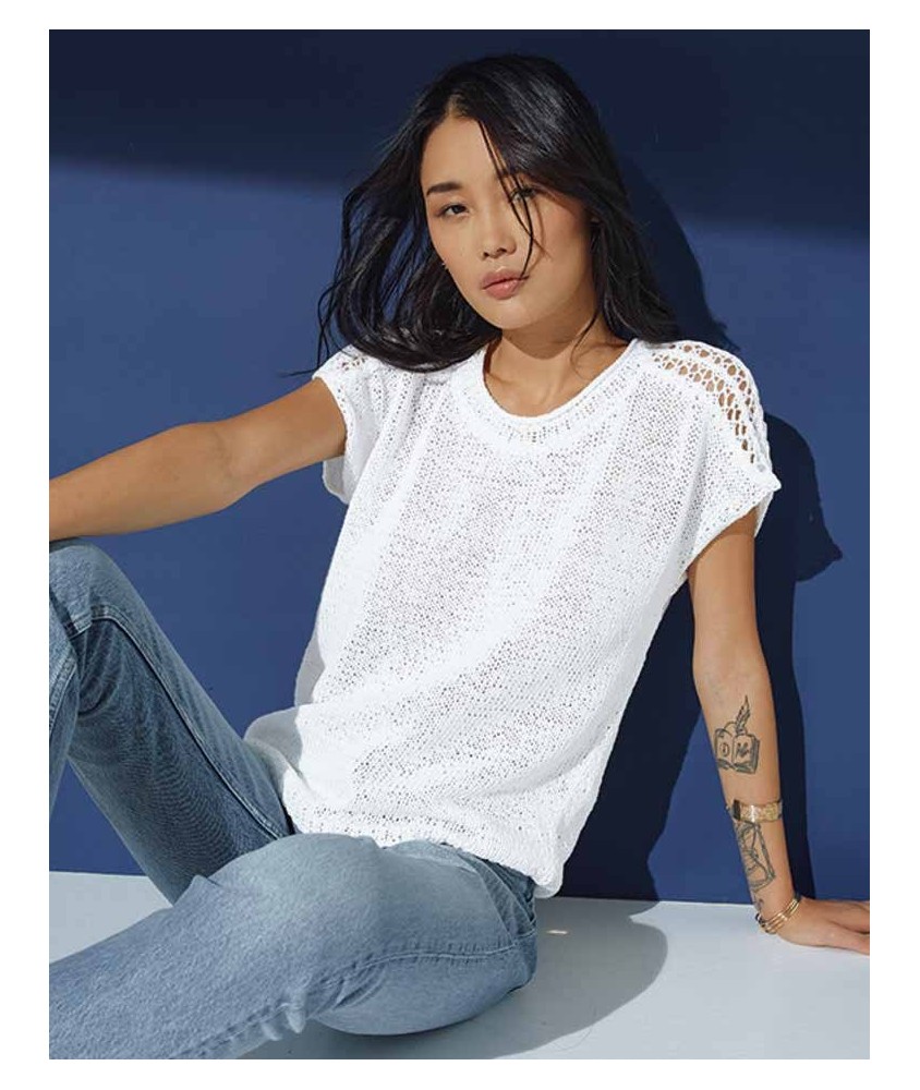 Pull Ramona blanc en lyocell, jersey et pattes d'épaules ajourées, porté par une femme - Patron tricot Phildar