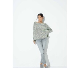 Pull poncho Reeva vert pastel tricoté en travers, coutures apparentes, porté par une femme - Patron Phildar