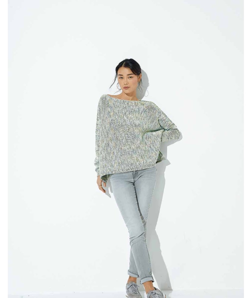 Pull poncho Reeva vert pastel tricoté en travers, coutures apparentes, porté par une femme - Patron Phildar