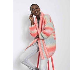 Veste longue Olwen en mohair dégradé sorbet, larges bandes de côtes, portée ouverte - Patron tricot Phildar