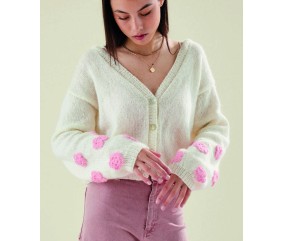 Gilet Romance écru à col V, fleurs roses au crochet cousues sur les manches - Patron tricot Pingouin