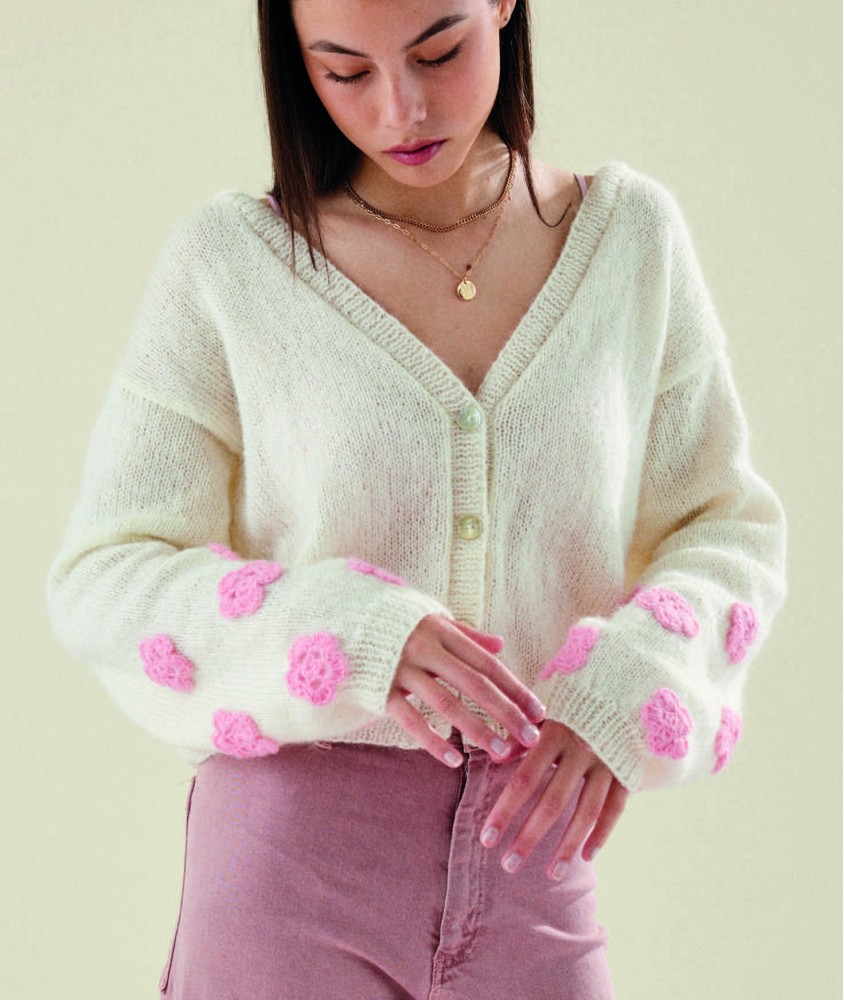 Gilet Romance écru à col V, fleurs roses au crochet cousues sur les manches - Patron tricot Pingouin