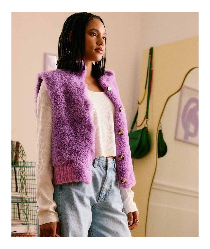 Gilet sans manches Sicely lilas en fausse fourrure, col châle et six boutons - Patron tricot Pingouin