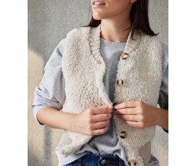 Gilet sans manches Mailyn écru au crochet, brides en fil duveteux, col et cinq boutons - Patron Pingouin