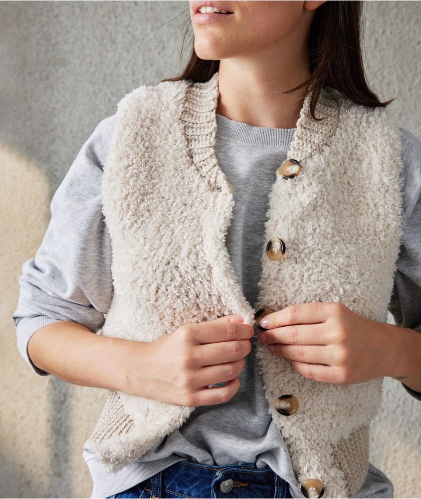 Gilet sans manches Mailyn écru au crochet, brides en fil duveteux, col et cinq boutons - Patron Pingouin