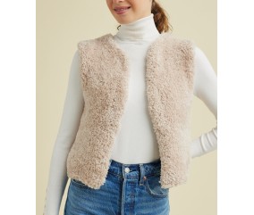 Gilet sans manches Marty beige en fil duveteux, porté ouvert sur un col roulé - Patron tricot Pingouin