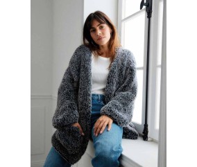 Manteau Fédérica gris en fil fourrure, tricoté en jersey aux aiguilles n° 8, porté ouvert - Patron Phildar