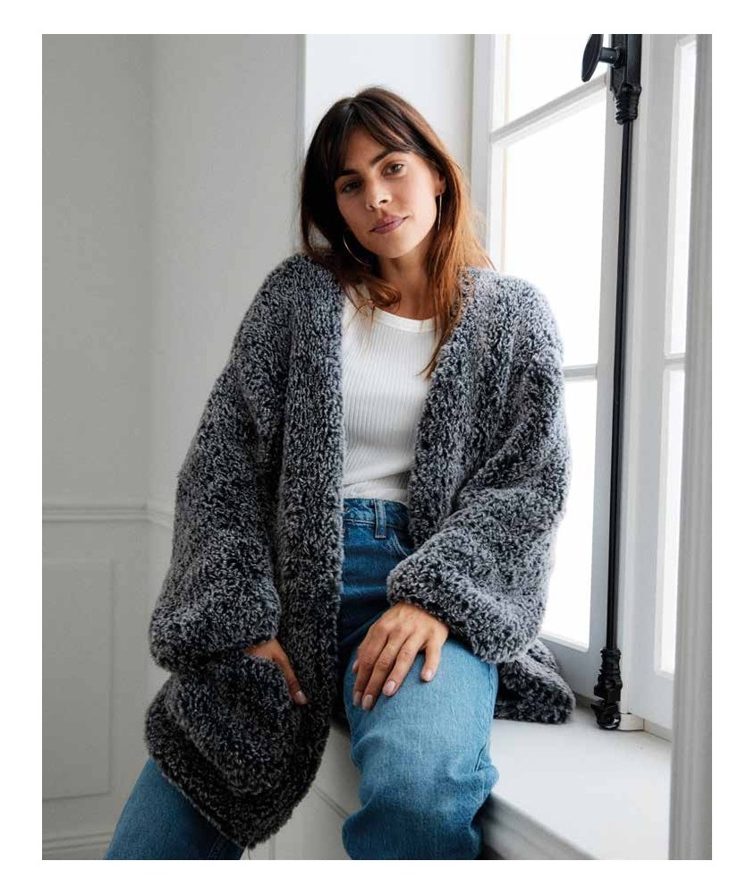 Manteau Fédérica gris en fil fourrure, tricoté en jersey aux aiguilles n° 8, porté ouvert - Patron Phildar