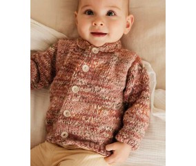 Paletot bébé Lewis rose fané en jersey, cinq boutons, porté par un bébé - Patron tricot Phildar