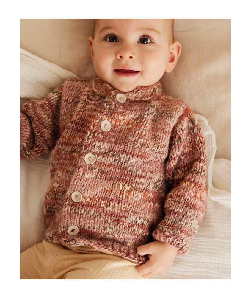 Paletot bébé Lewis rose fané en jersey, cinq boutons, porté par un bébé - Patron tricot Phildar
