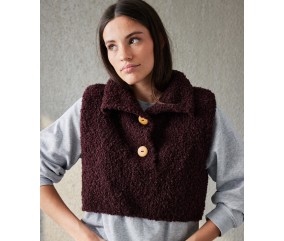 Plastron Maxine bordeaux en bouclette alpaga, grand col et trois boutons de bois - Patron Pingouin