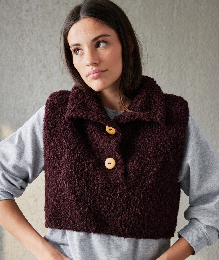 Plastron Maxine bordeaux en bouclette alpaga, grand col et trois boutons de bois - Patron Pingouin