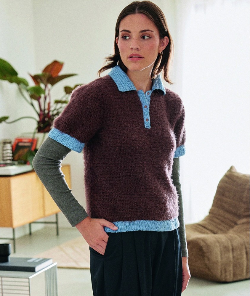 Polo Finn café au crochet, col et bordures bleu aquarelle, manches courtes - Patron crochet Pingouin