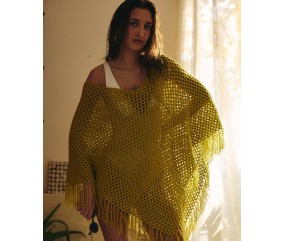 Poncho Oriata moutarde au crochet, point ajouré et longues franges - Patron crochet Pingouin