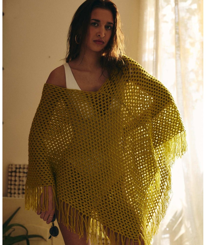 Poncho Oriata moutarde au crochet, point ajouré et longues franges - Patron crochet Pingouin