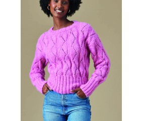 Pull Chrystina rose vif, point fantaisie ajouré en colonnes et longues côtes aux poignets - Patron Pingouin