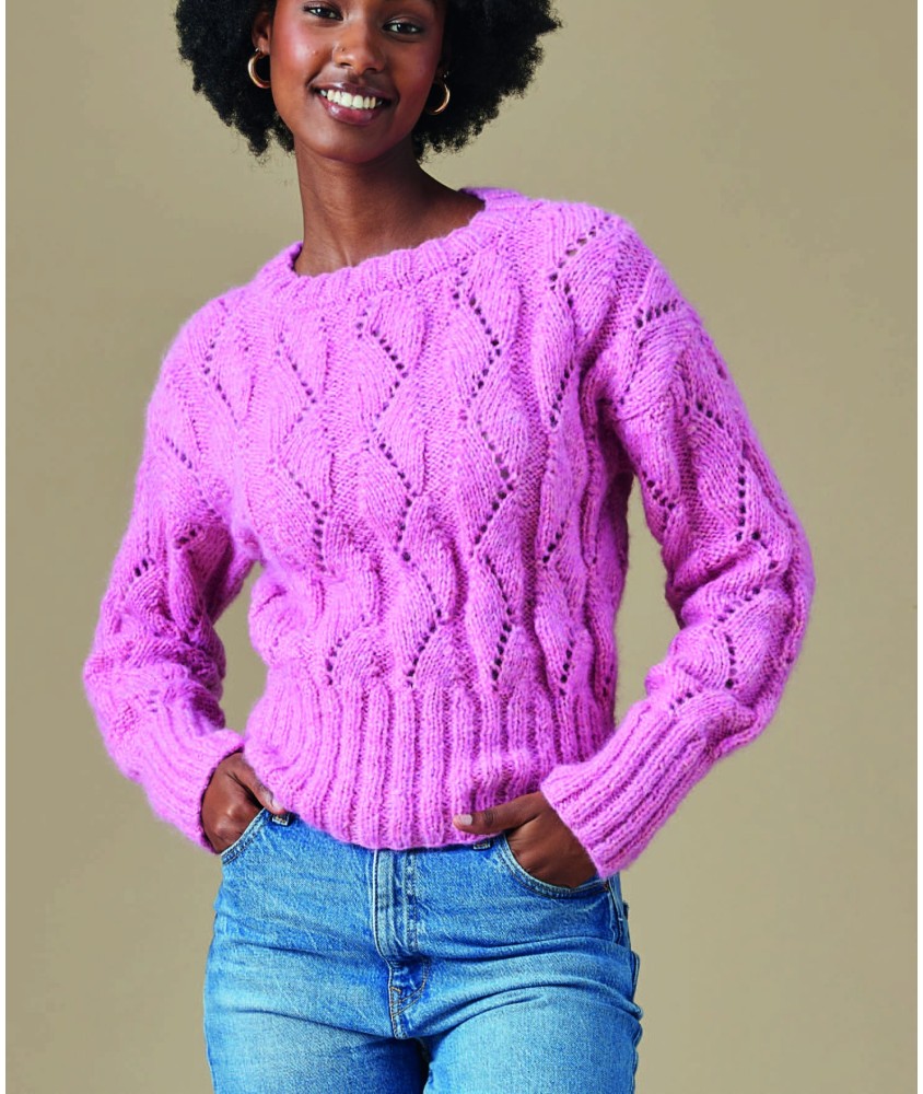 Pull Chrystina rose vif, point fantaisie ajouré en colonnes et longues côtes aux poignets - Patron Pingouin