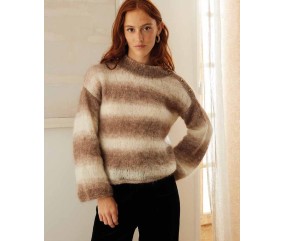 Pull Hourya rayé beige et marron glacé en mohair, col montant et épaule gauche boutonnée - Patron Phildar