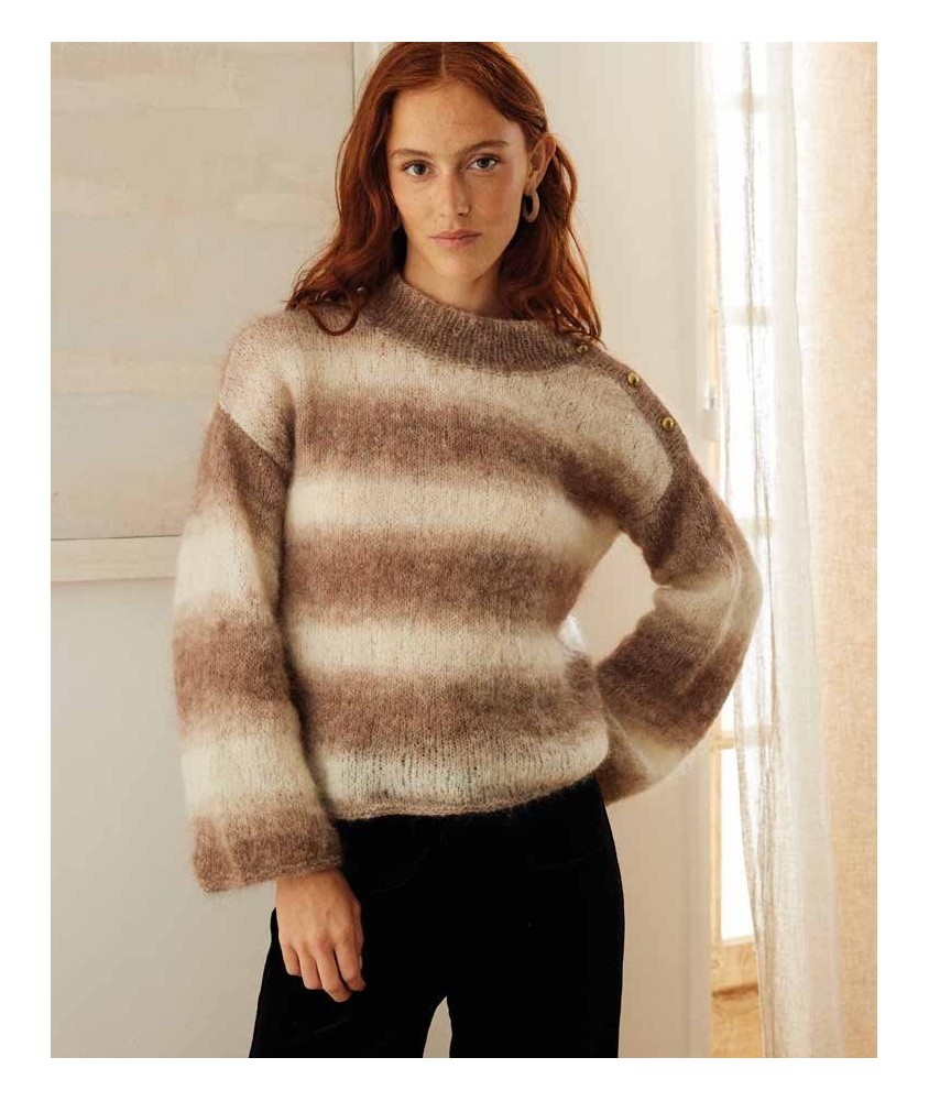 Pull Hourya rayé beige et marron glacé en mohair, col montant et épaule gauche boutonnée - Patron Phildar