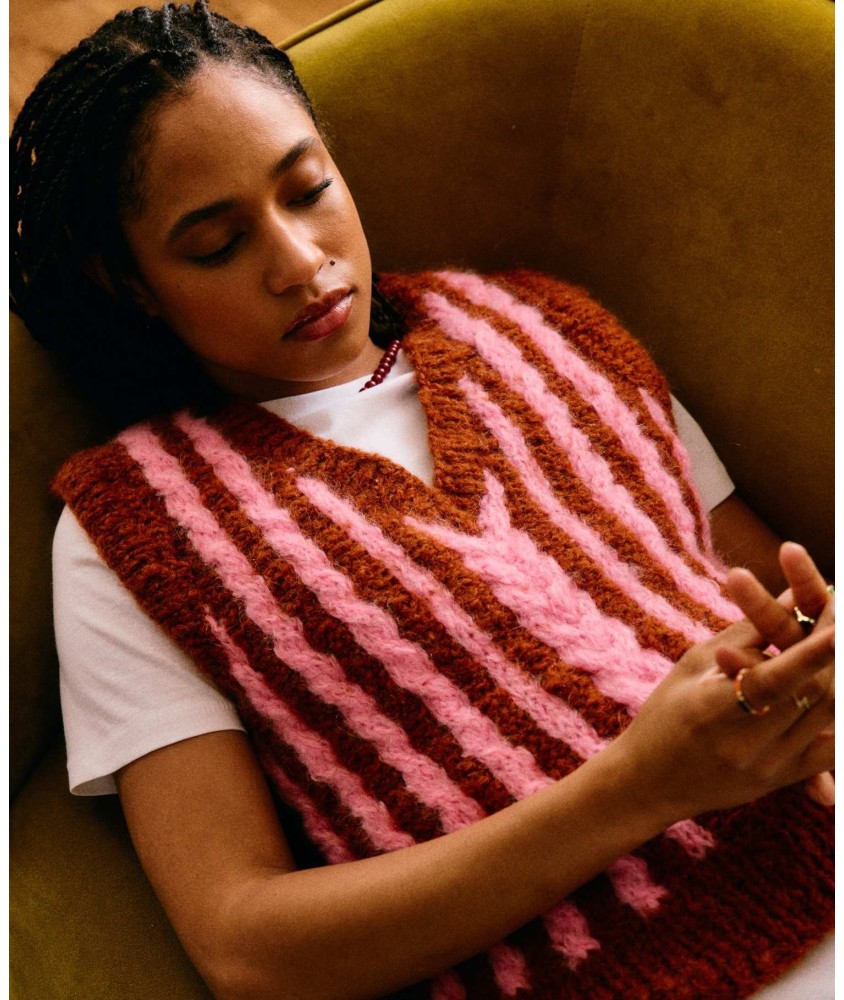 Pull sans manches Scott marron épice et rose candy, point fantaisie jacquard et torsades en mohair - Patron tricot Pingouin