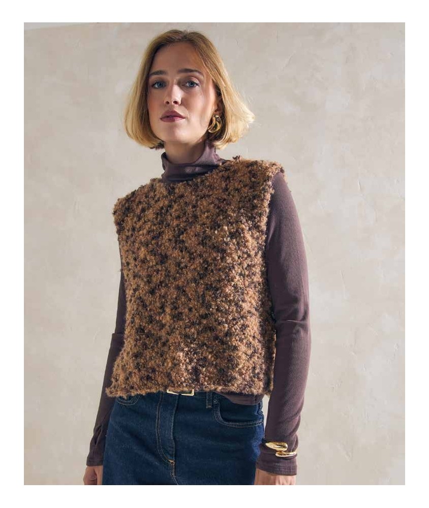 Pull sans manches Chelsie imprimé léopard en alpaga bouclé, côtés ouverts fermés par quatre boutons - Patron tricot Phildar