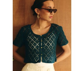 Top Hoani bleu sarcelle au crochet, point fantaisie ajouré, devant boutonné et manches courtes - Patron crochet Pingouin