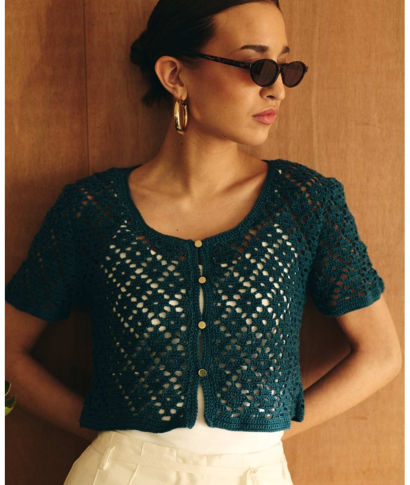 Top Hoani bleu sarcelle au crochet, point fantaisie ajouré, devant boutonné et manches courtes - Patron crochet Pingouin