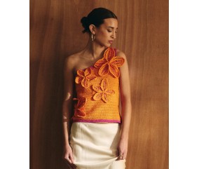 Top Reva orange au crochet, épaule unique asymétrique et deux grandes fleurs crochetées en relief - Patron crochet Pingouin