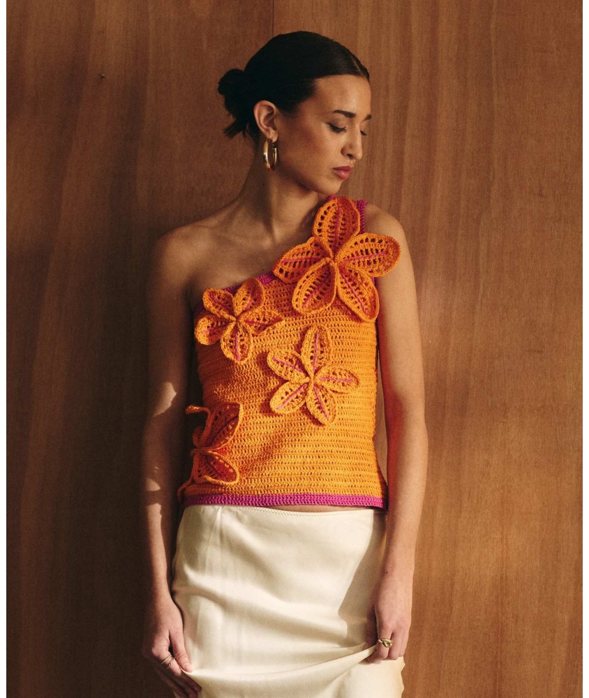 Top Reva orange au crochet, épaule unique asymétrique et deux grandes fleurs crochetées en relief - Patron crochet Pingouin