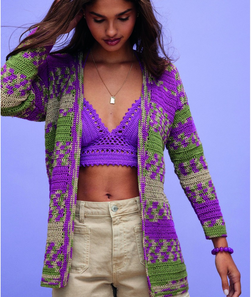 Veste Amarante longue au crochet en coton brillant, brides et coloris vifs, portée ouverte - Patron crochet Pingouin
