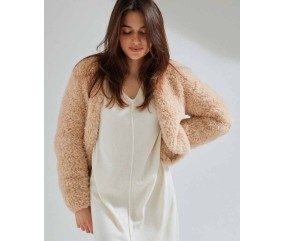 Veste Anne couleur biche en fil fourrure, jersey moelleux, portée ouverte sans boutonnage - Patron tricot Phildar