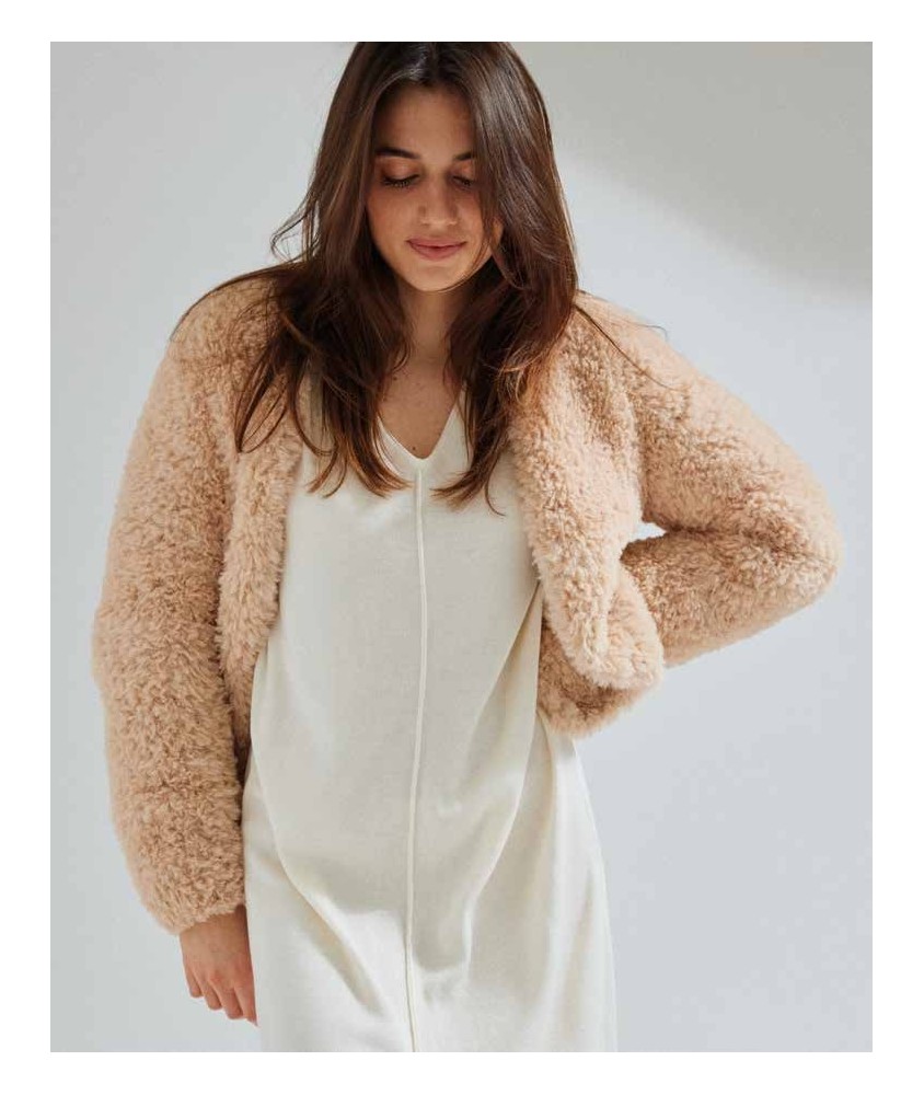Veste Anne couleur biche en fil fourrure, jersey moelleux, portée ouverte sans boutonnage - Patron tricot Phildar