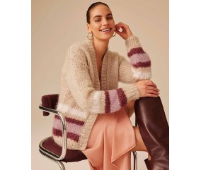 Veste Garance crème en mohair, manches à larges rayures grenat et buvard, portée ouverte - Patron tricot Phildar
