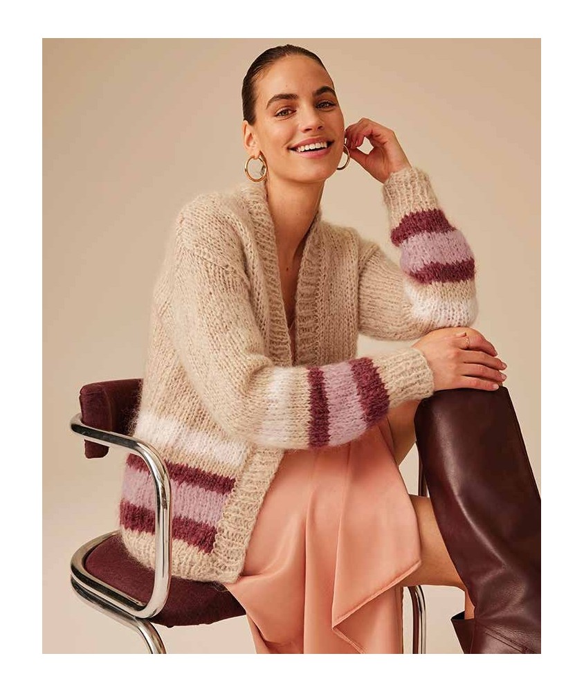 Veste Garance crème en mohair, manches à larges rayures grenat et buvard, portée ouverte - Patron tricot Phildar