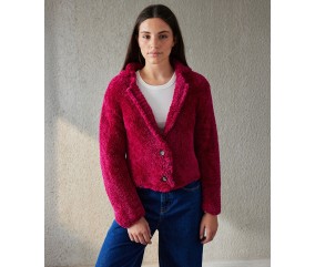 Veste Maggie framboise en fil fourrure, col tailleur à revers et fermeture par deux boutons - Patron tricot Pingouin