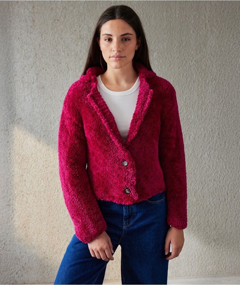 Veste Maggie framboise en fil fourrure, col tailleur à revers et fermeture par deux boutons - Patron tricot Pingouin
