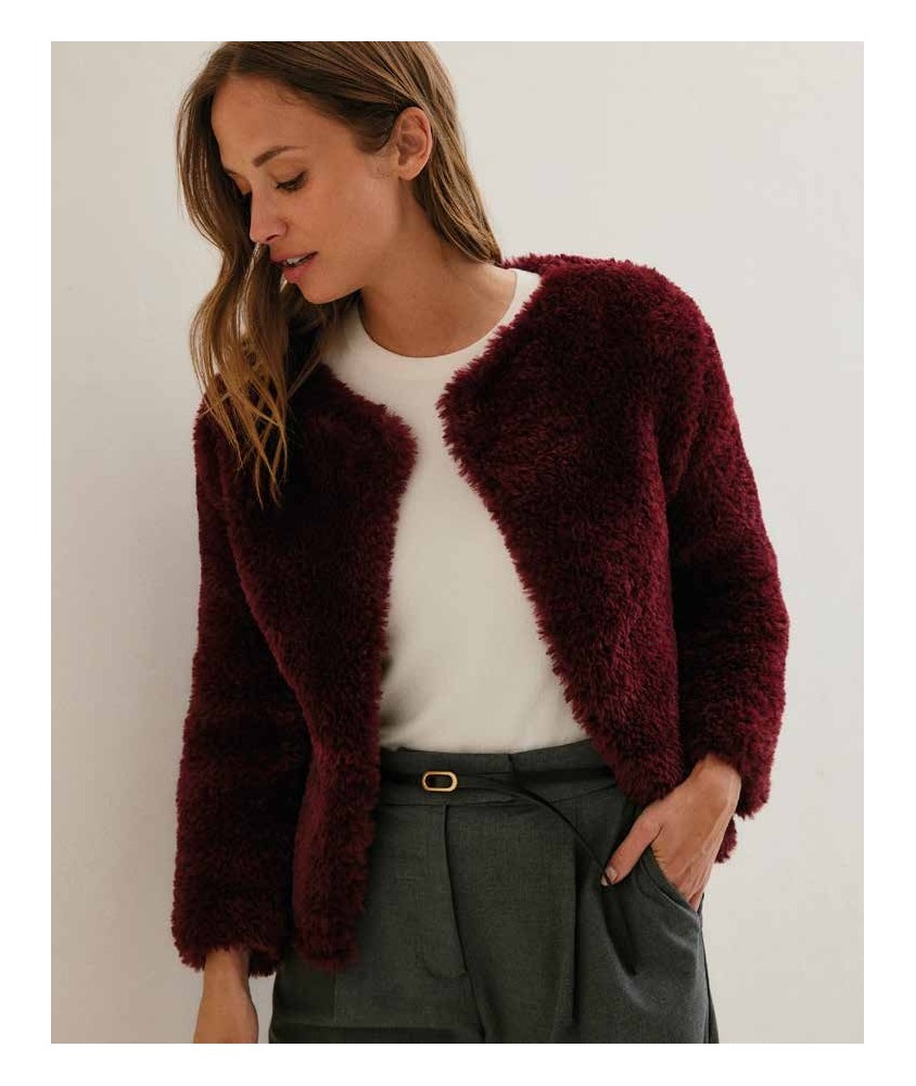 Veste Oda burgundy courte en fil fourrure, manches longues, portée ouverte sans boutonnage - Patron tricot Phildar