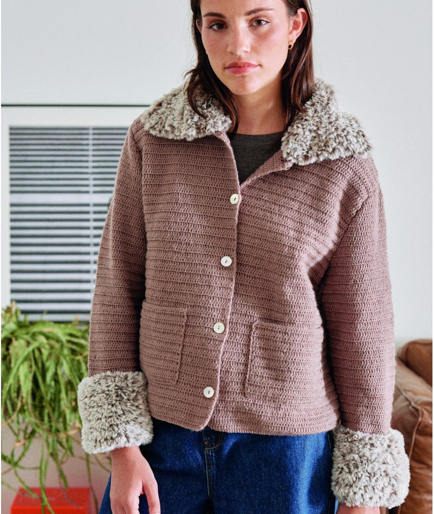 Veste Declan taupe chiné au crochet, col amovible en fausse fourrure et poches plaquées - Patron crochet Pingouin