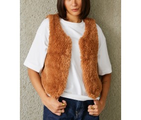 Veste sans manches Damian caramel en fausse fourrure, jersey aux aiguilles n° 8, portée ouverte - Patron tricot Pingouin