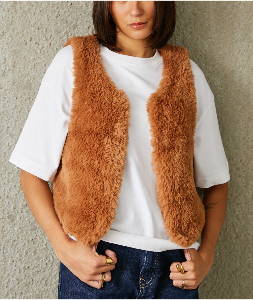 Veste sans manches Damian caramel en fausse fourrure, jersey aux aiguilles n° 8, portée ouverte - Patron tricot Pingouin