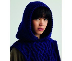 Plastron Loke indigo violet à capuche, point fantaisie torsadé et bordures en côtes 1/1 - Patron tricot Pingouin