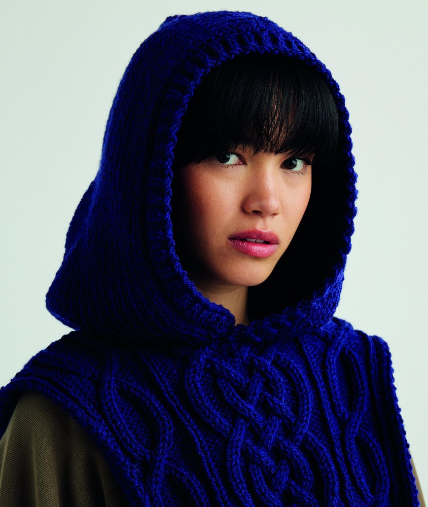 Plastron Loke indigo violet à capuche, point fantaisie torsadé et bordures en côtes 1/1 - Patron tricot Pingouin