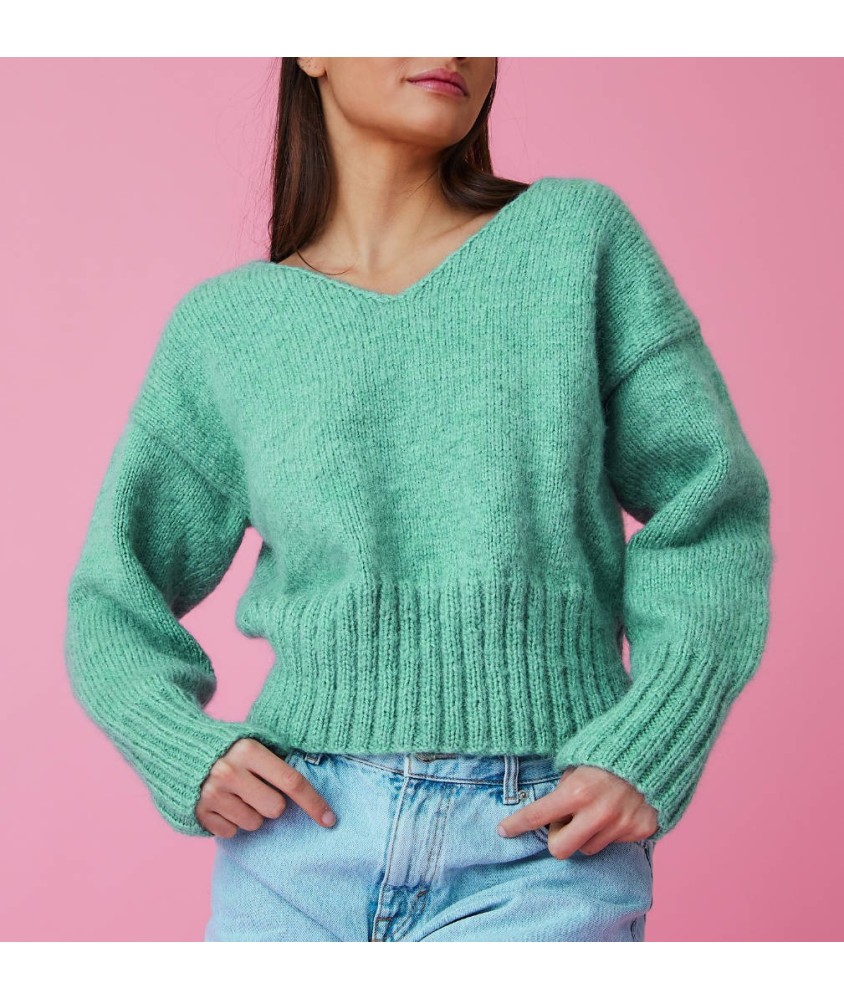 Pull Ander vert jade en jersey, col V et larges bords côtes 2/2, manches longues - Patron tricot Pingouin