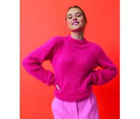 Pull Framboise fuchsia en fil duveteux, jersey, col montant et manches longues - Patron tricot Pingouin
