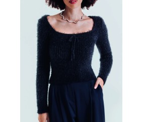 Pull Glam noir en fil duveteux, côtes étirées près du corps, encolure carrée et lien noué - Patron tricot Pingouin