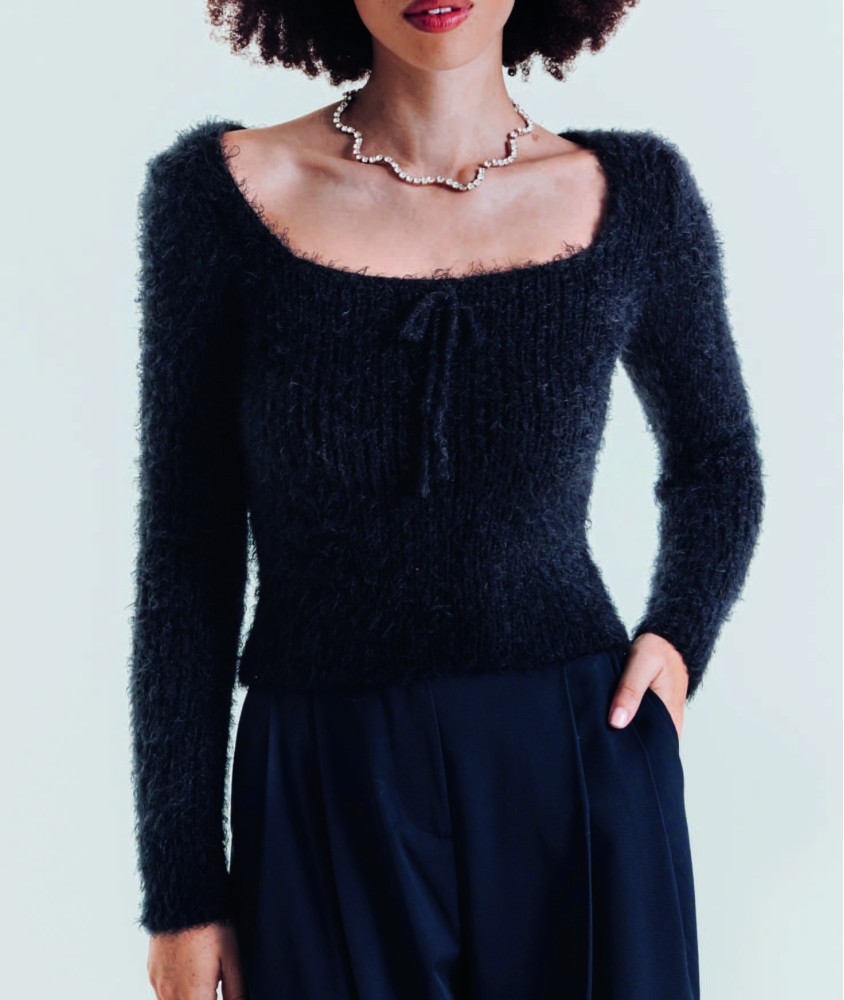 Pull Glam noir en fil duveteux, côtes étirées près du corps, encolure carrée et lien noué - Patron tricot Pingouin